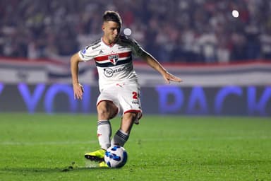 Galoppo, do São Paulo, cobra o quinto pênalti e converte na disputa de pênaltis após a partida de volta da semifinal da Copa CONMEBOL Sul-Americana de 2022 entre São Paulo e Atlético Goianiense, no Estádio do Morumbi, em 8 de setembro de 2022, em São Paul