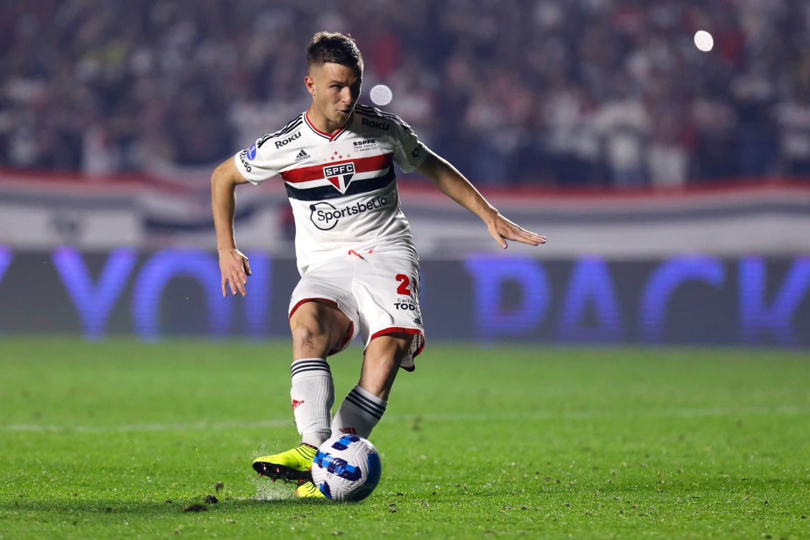 Galoppo, do São Paulo, cobra o quinto pênalti e converte na disputa de pênaltis após a partida de volta da semifinal da Copa CONMEBOL Sul-Americana de 2022 entre São Paulo e Atlético Goianiense, no Estádio do Morumbi, em 8 de setembro de 2022, em São Paul