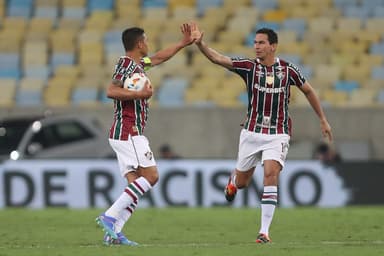 Thiago Silva, do Fluminense, comemora com Paulo Henrique Ganso, do Fluminense, após marcar o primeiro gol de seu time durante a partida da Copa CONMEBOL Libertadores entre Fluminense e Grêmio, no Estádio do Maracanã, em 20 de agosto de 2024, no Rio de Jan