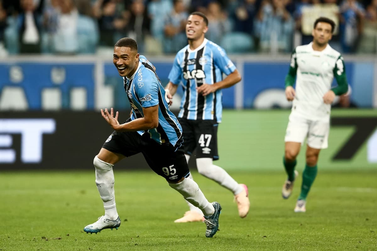 Carlos Vinicius, que estará como titular na escalação do Grêmio contra o Fluminense, corre para comemorar gol contra o Palmeiras