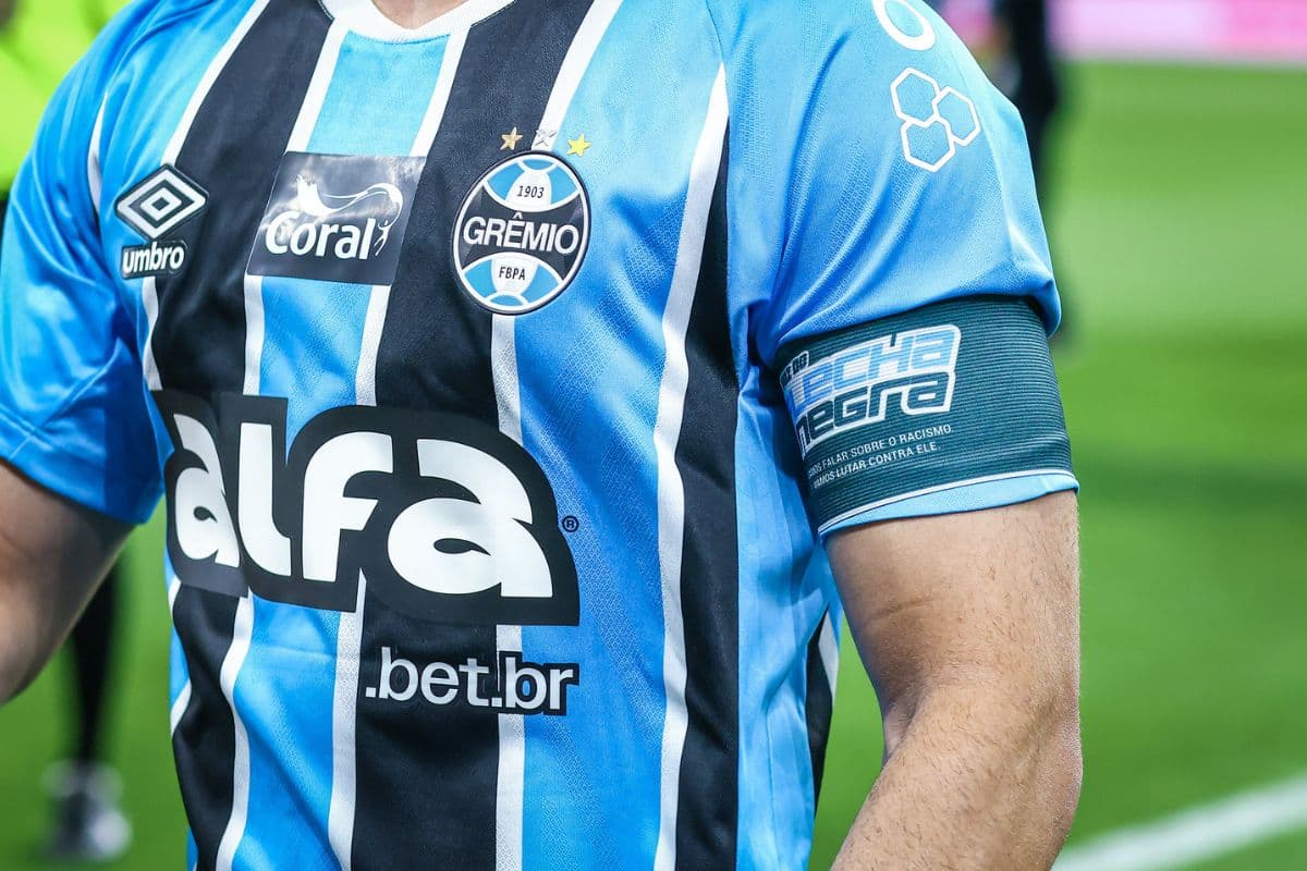 Imagem mostra jogador do Grêmio com a faixa de capitão do time