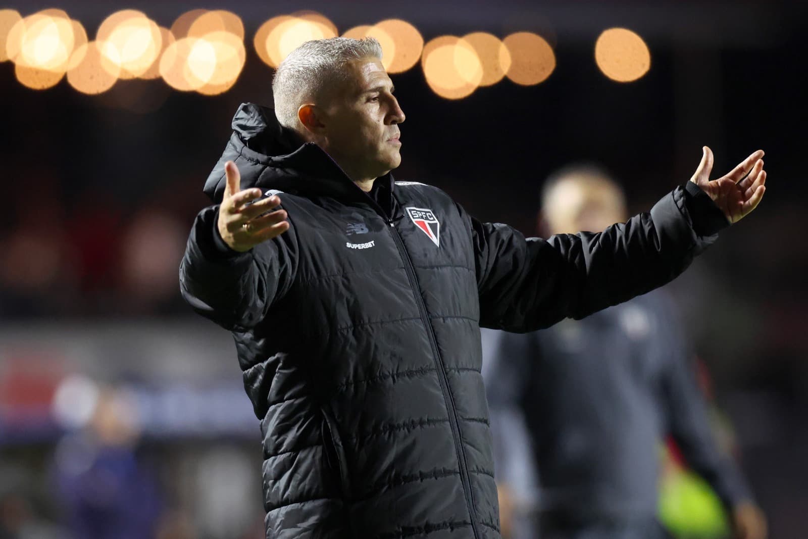 Hernán Crespo, técnico do São Paulo, gesticula com os braços abertos na beira do campo do Morumbi