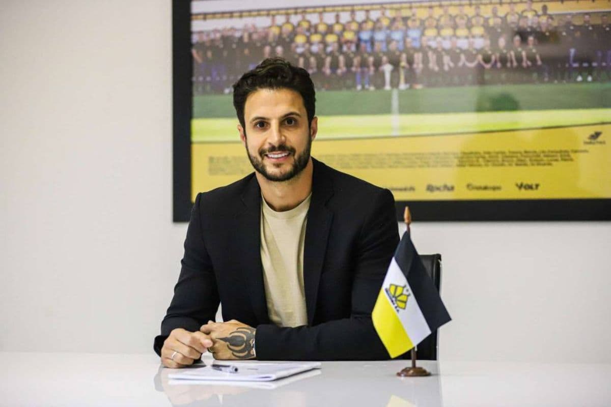 Hudson quando apresentado como coordenador de futebol do Criciúma