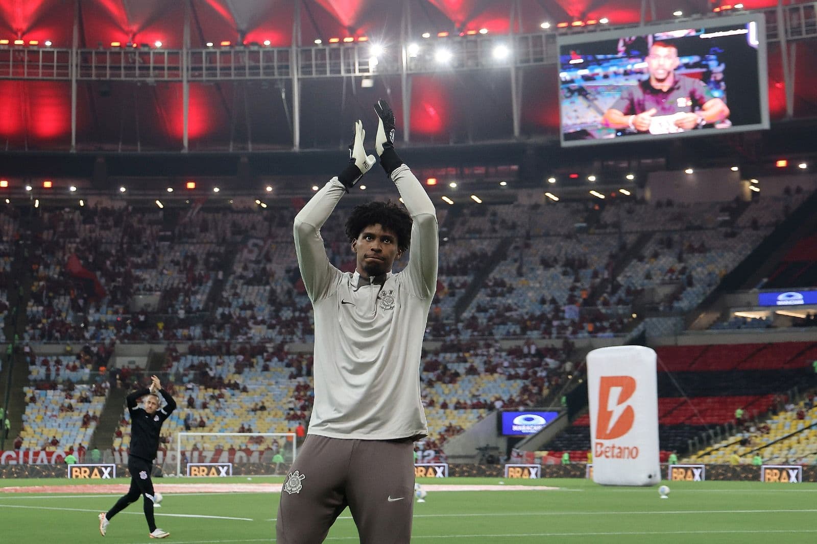 Hugo Souza, goleiro do Corinthians, acena para os torcedores antes da partida de ida da semifinal da Copa do Brasil entre Flamengo e Corinthians, no Estádio do Maracanã, em 2 de outubro de 2024, no Rio de Janeiro, Brasil.