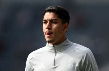 Jair Cunha, especulado no Flamengo, durante aquecimento do Nottingham Forest