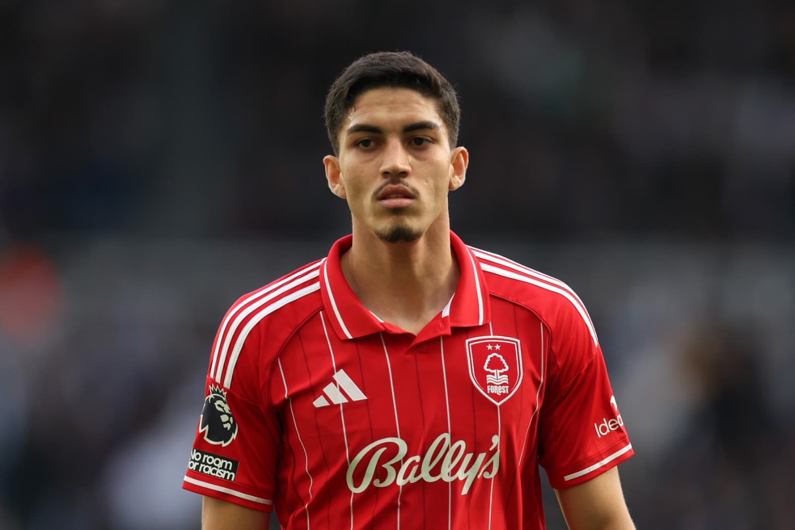 Jair Cunha durante a partida da Premier League entre Newcastle United e Nottingham Forest no St James' Park em 5 de outubro de 2025 em Newcastle upon Tyne, Inglaterra.