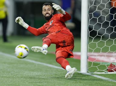 Jandrei, do São Paulo, tenta fazer uma defesa na disputa de pênaltis após uma partida entre Palmeiras e São Paulo pela Copa do Brasil 2022, no Allianz Parque, em 14 de julho de 2022, em São Paulo, Brasil.