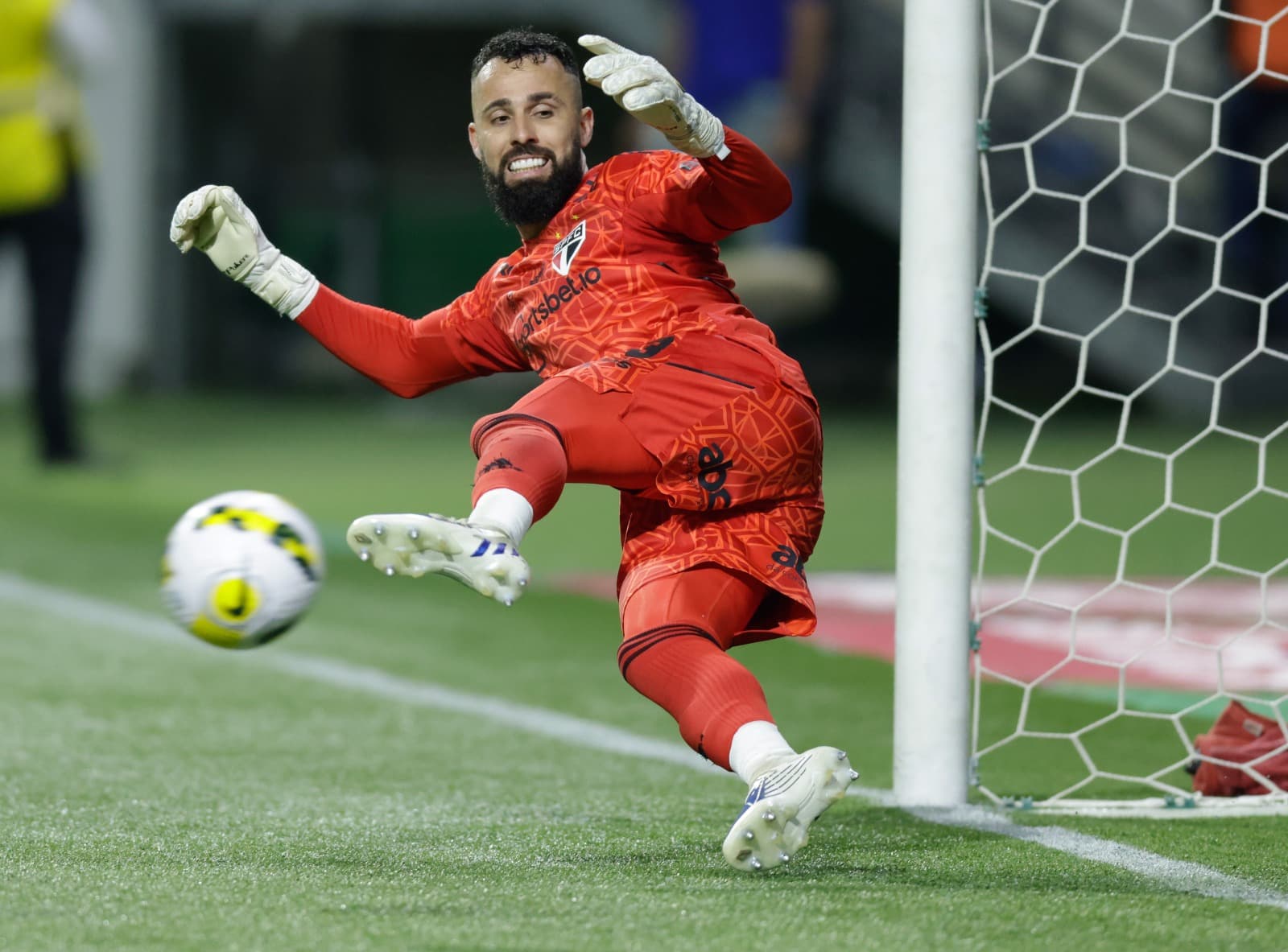 Jandrei, do São Paulo, tenta fazer uma defesa na disputa de pênaltis após uma partida entre Palmeiras e São Paulo pela Copa do Brasil 2022, no Allianz Parque, em 14 de julho de 2022, em São Paulo, Brasil.