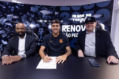 João Pedro Tchoca, zagueiro do Corinthians, assinando novo contrato com o clube ao lado do executivo de futebol Fabinho Soldado e do presidente do clube Osmar Stabile