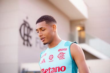 João Victor desce campo do Ninho do Urubu para treino