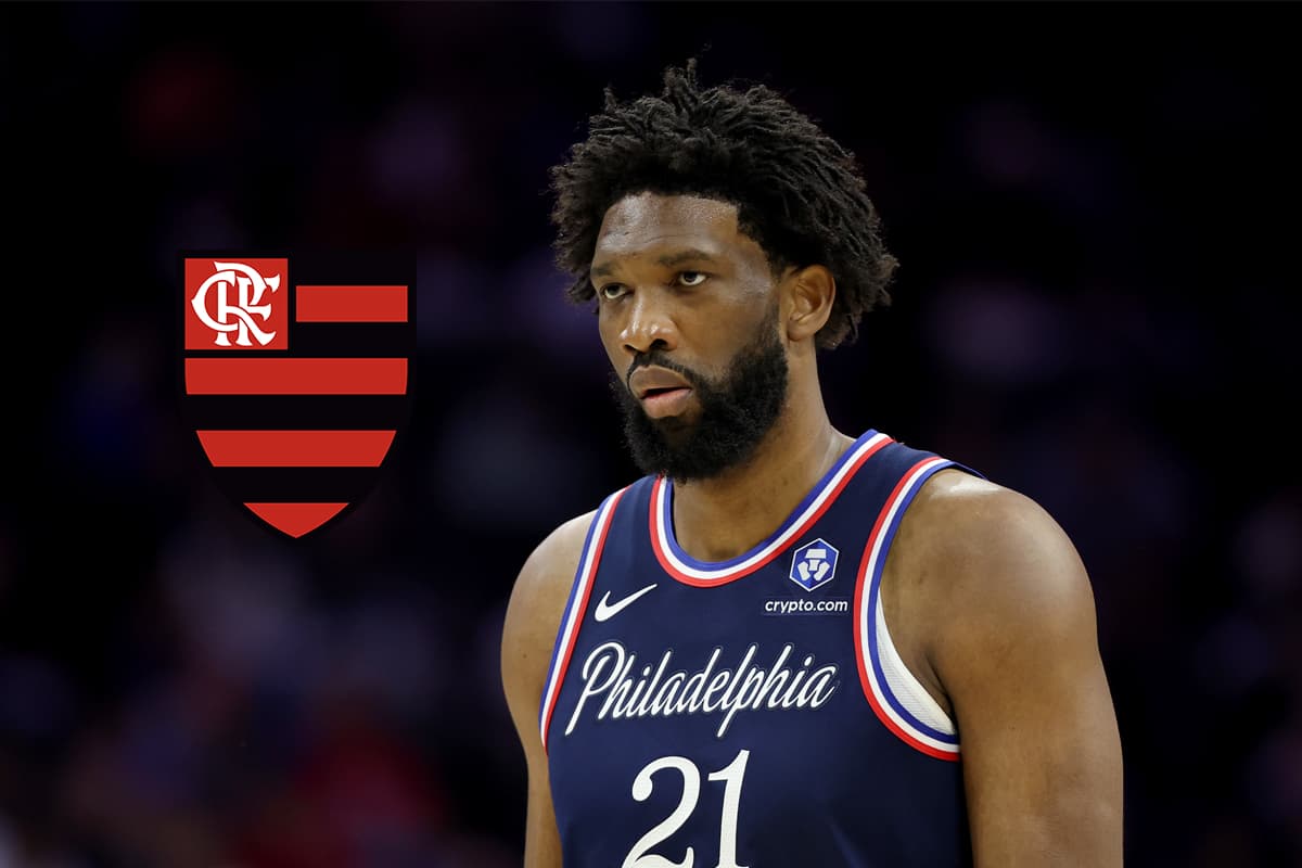 Joel Embiid do Philadelphia 76ers observa durante o segundo tempo contra o Atlanta Hawks no Xfinity Mobile Arena em 30 de novembro de 2025, na Filadélfia, Pensilvânia. Ao lado do atleta, está o escudo do Flamengo