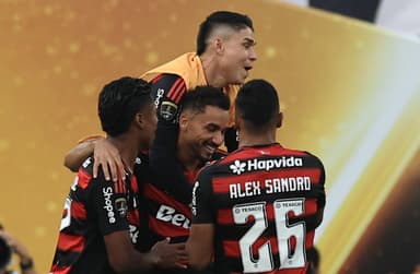 Danilo, Alex Sandro e Luiz Araújo comemoram gol em Flamengo x Palmeiras; trio já enfrentou PSG