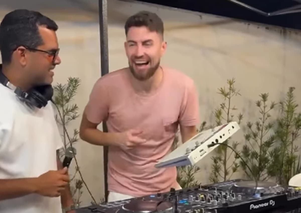 Jorginho, volante do Flamengo, curte de DJ