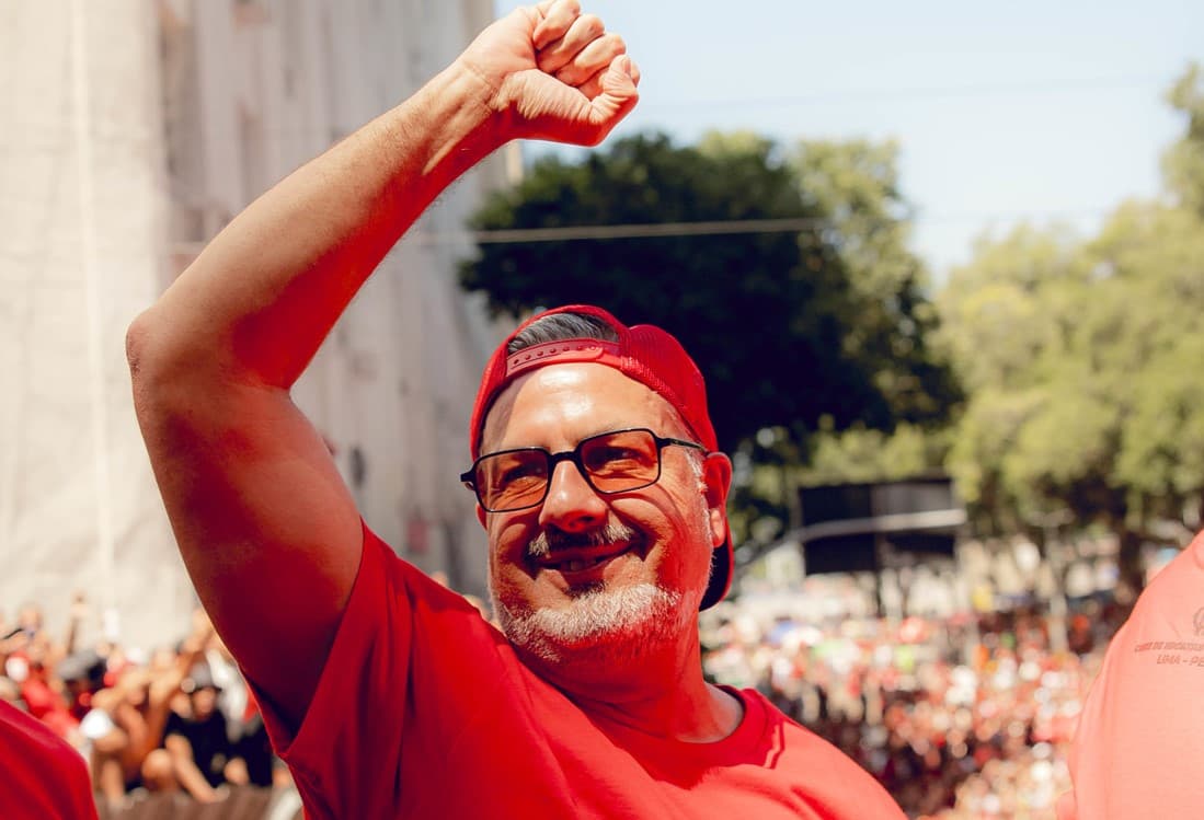 José Boto levanta o braça e comemora durante o trio elétrico pelo título da Libertadores