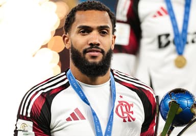 Juninho com a taça do Derby das Américas; atacante pode trocar o Flamengo pelo Pumas