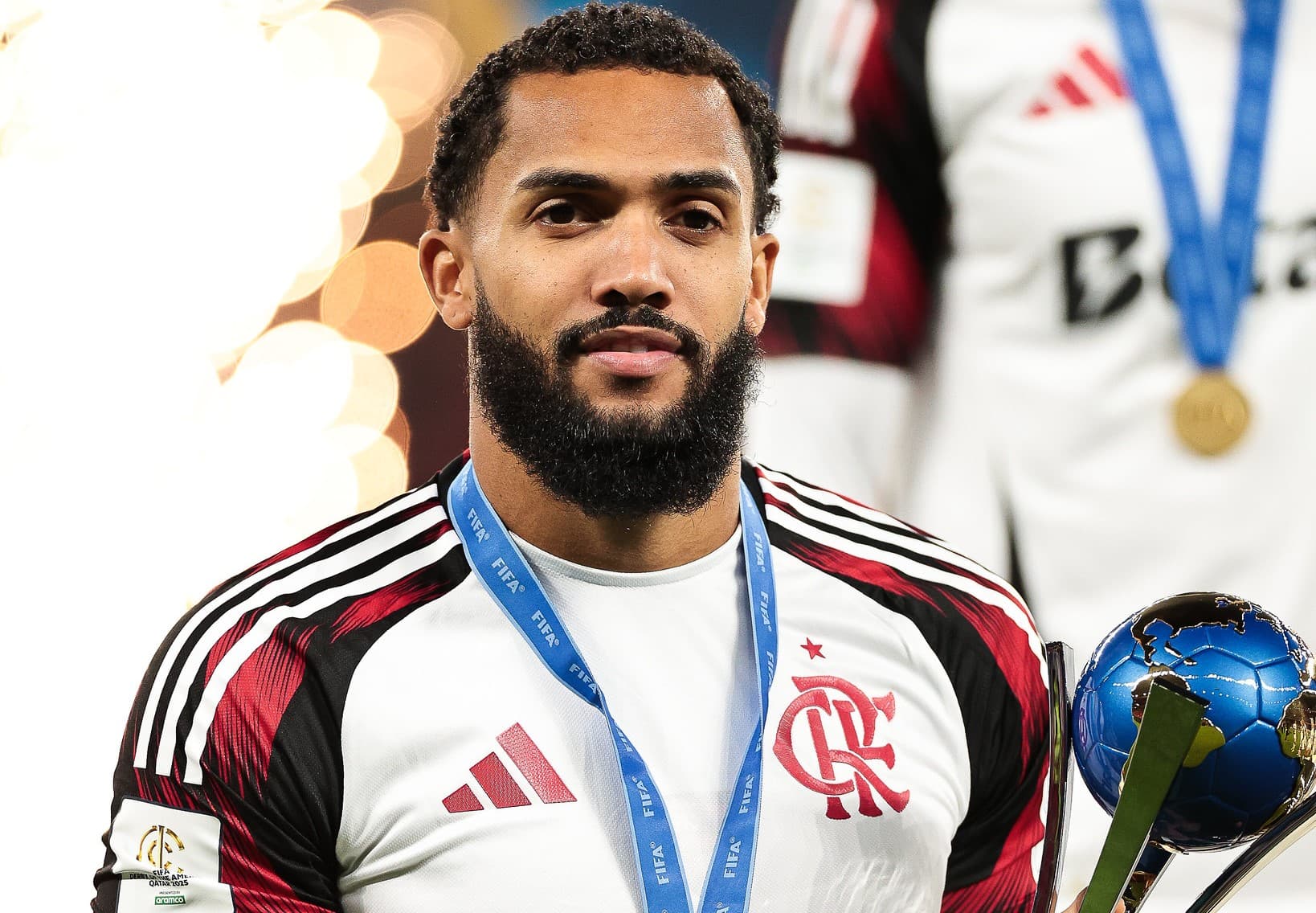 Juninho com a taça do Derby das Américas; atacante pode trocar o Flamengo pelo Pumas