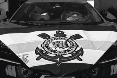 Lamborghini de Yuri Alberto com a bandeira do Corinthians