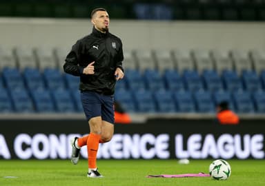 Leo Duarte, do Istanbul Basaksehir F.K., aquece antes da partida da 4ª rodada da Liga Conferência da UEFA 2024/25 entre Istanbul Basaksehir FK e FC Petrocub, em 27 de novembro de 2024, em Istambul, Turquia.