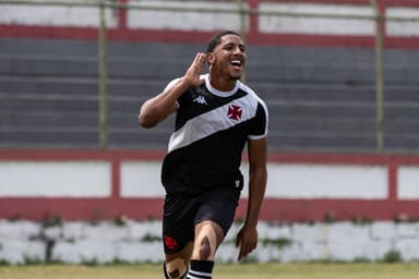 Léo Jacó com a camisa do Vasco