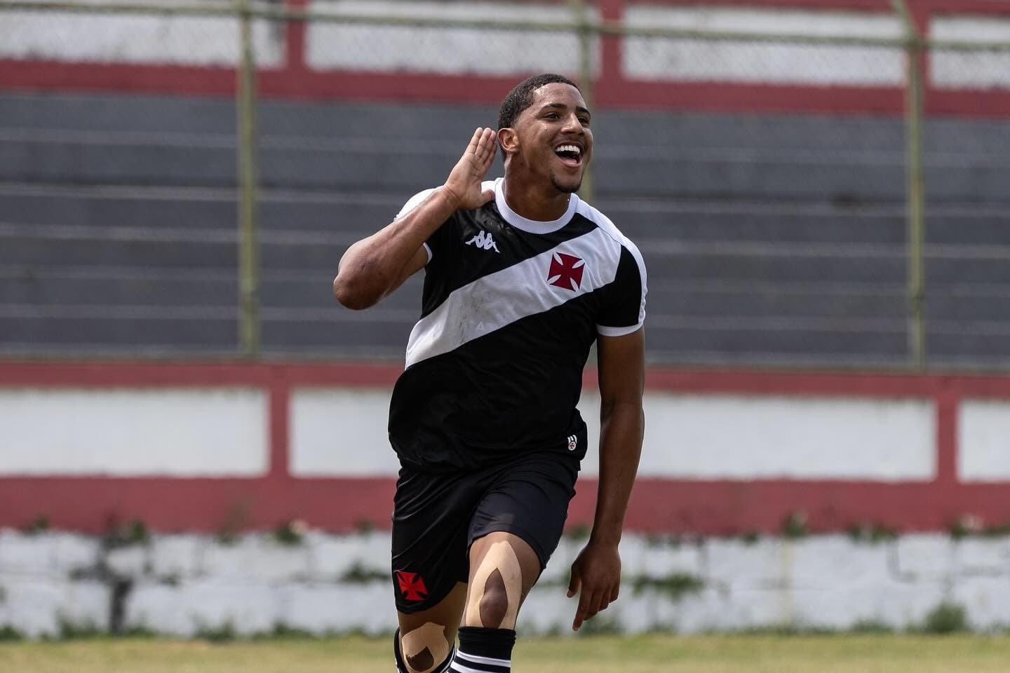 Léo Jacó com a camisa do Vasco