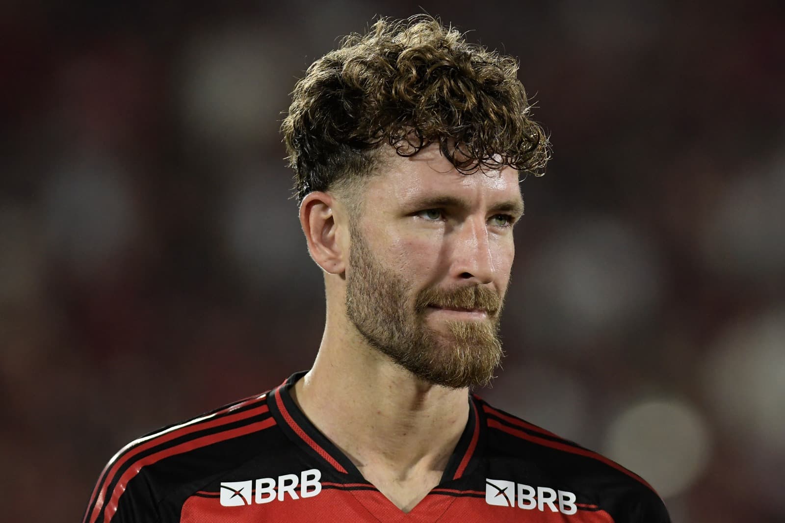Léo Pereira parado olhando para frente antes de jogo do Flamengo