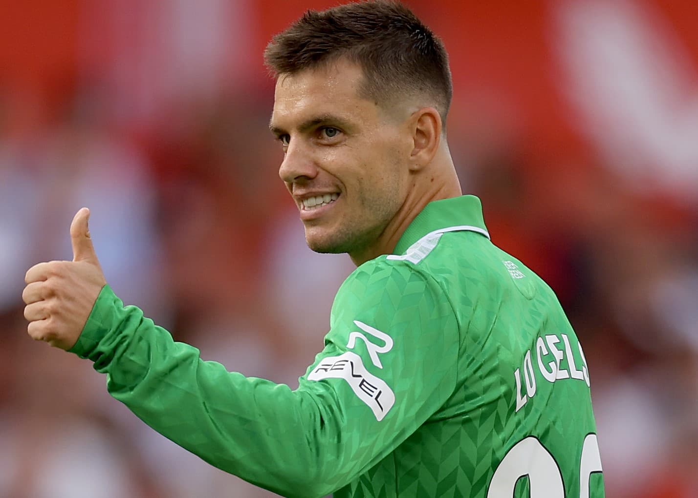 Lo Celso faz um "joinha" em jogo do Betis