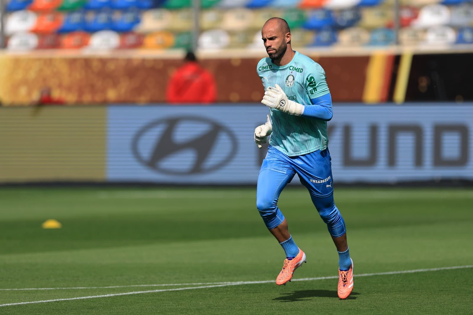 Marcelo Lomba, do Palmeiras, se aquece antes da partida final da Copa CONMEBOL Libertadores de 2025 entre Palmeiras e Flamengo, no Estádio Monumental, em 29 de novembro de 2025, em Lima, Peru.