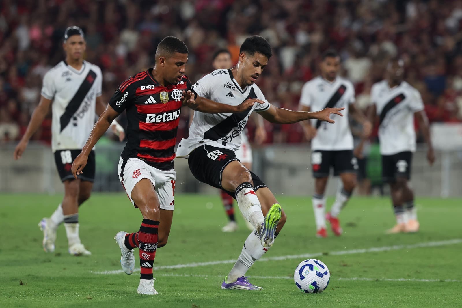 Samuel Lino, do Flamengo, luta pela bola contra Lucas Oliveira, do Vasco da Gama, durante a partida entre Flamengo e Vasco da Gama, no Brasileirão 2025, no Estádio do Maracanã, em 21 de setembro de 2025, no Rio de Janeiro, Brasil.