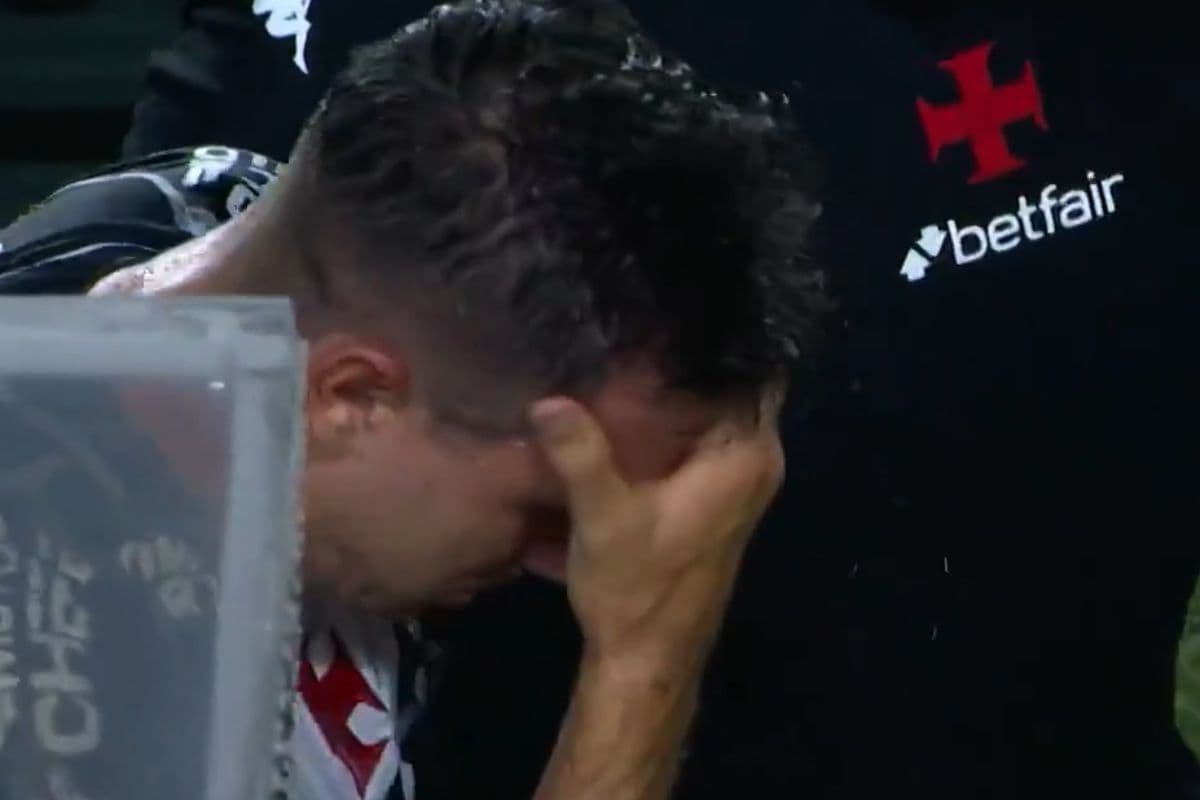 Lucas Piton, lateral do Vasco, deixa o jogo contra o Mirassol, em São Januário, lesionado, e coloca a mão na testa lamentando a situação