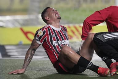 Luciano, atacante do São Paulo, recebendo atendimento médico após sofrer lesão