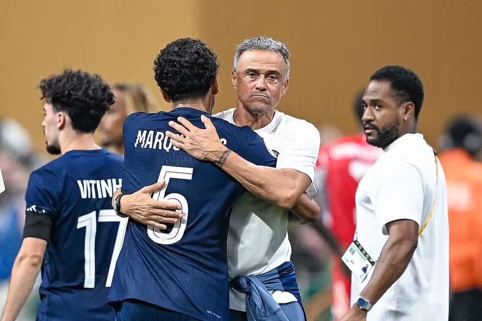 Marquinhos e Luis Enrique se abraçam após jogo do PSG na Copa do Mundo de Clubes