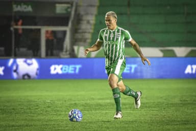 Luis Mandaca, meio-campista do Juventude