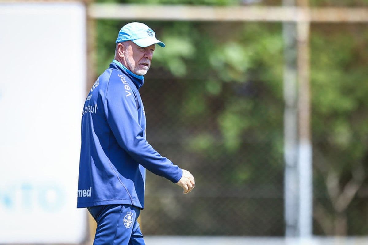 Mano Menezes comandando treino da equipe do Grêmio no CT do clube