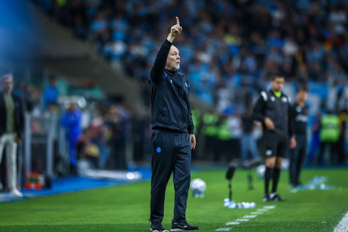 Mano Menezes, treinador do Grêmio, com o braço erguido durante jogo do time na Arena do Grêmio