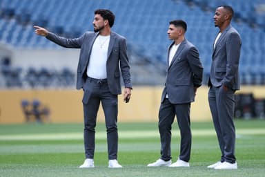 (Da esquerda para a direita) Alex Telles, Jefferson Savarino e Marlon Freitas, do Botafogo, observam durante a coletiva de imprensa antes da partida da Copa do Mundo de Clubes da FIFA 2025 entre Botafogo e Seattle Sounders, no Lumen Field, em 14 de junho