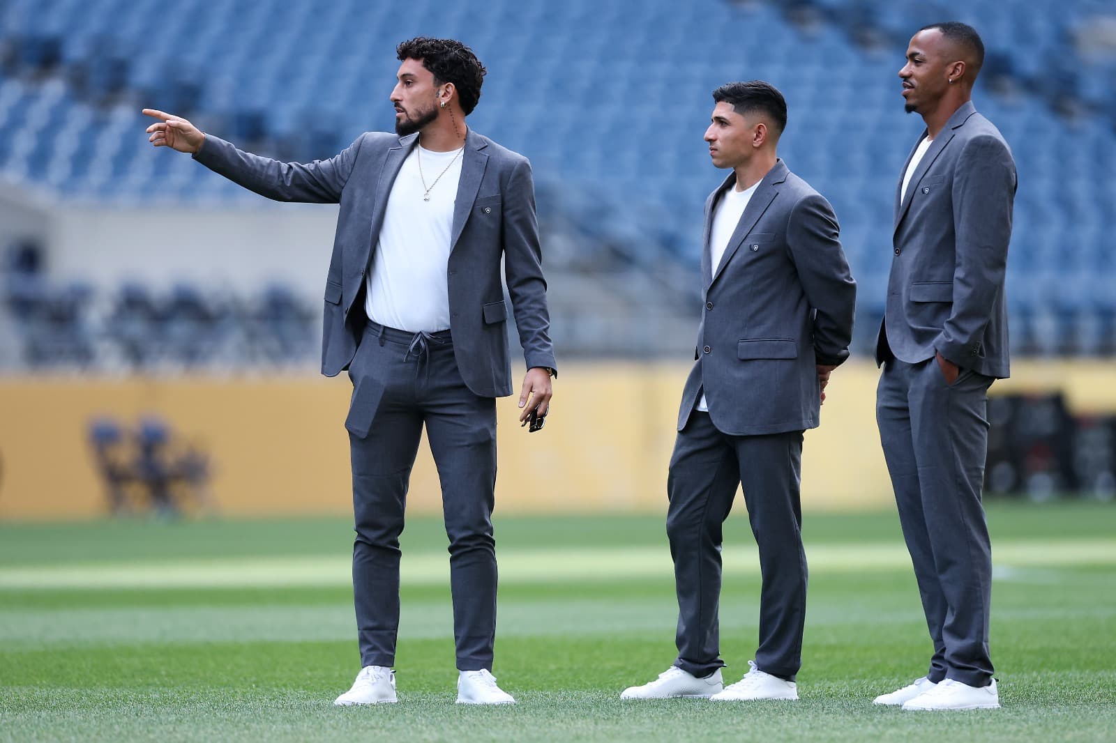 (Da esquerda para a direita) Alex Telles, Jefferson Savarino e Marlon Freitas, do Botafogo, observam durante a coletiva de imprensa antes da partida da Copa do Mundo de Clubes da FIFA 2025 entre Botafogo e Seattle Sounders, no Lumen Field, em 14 de junho
