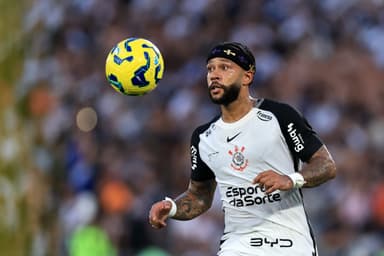 Memphis Depay olha para a bola em Vasco x Corinthians na final da Copa do Brasil