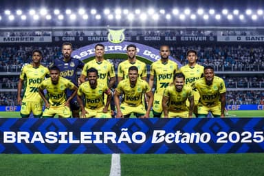Equipe do Mirassol posa para foto antes da partida do Brasileirão 2025 entre Santos e Mirassol, no Estádio Urbano Caldeira, em 19 de novembro de 2025, em Santos, Brasil.