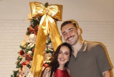 Léo Ortiz  e esposa ao lado da árvore de Natal