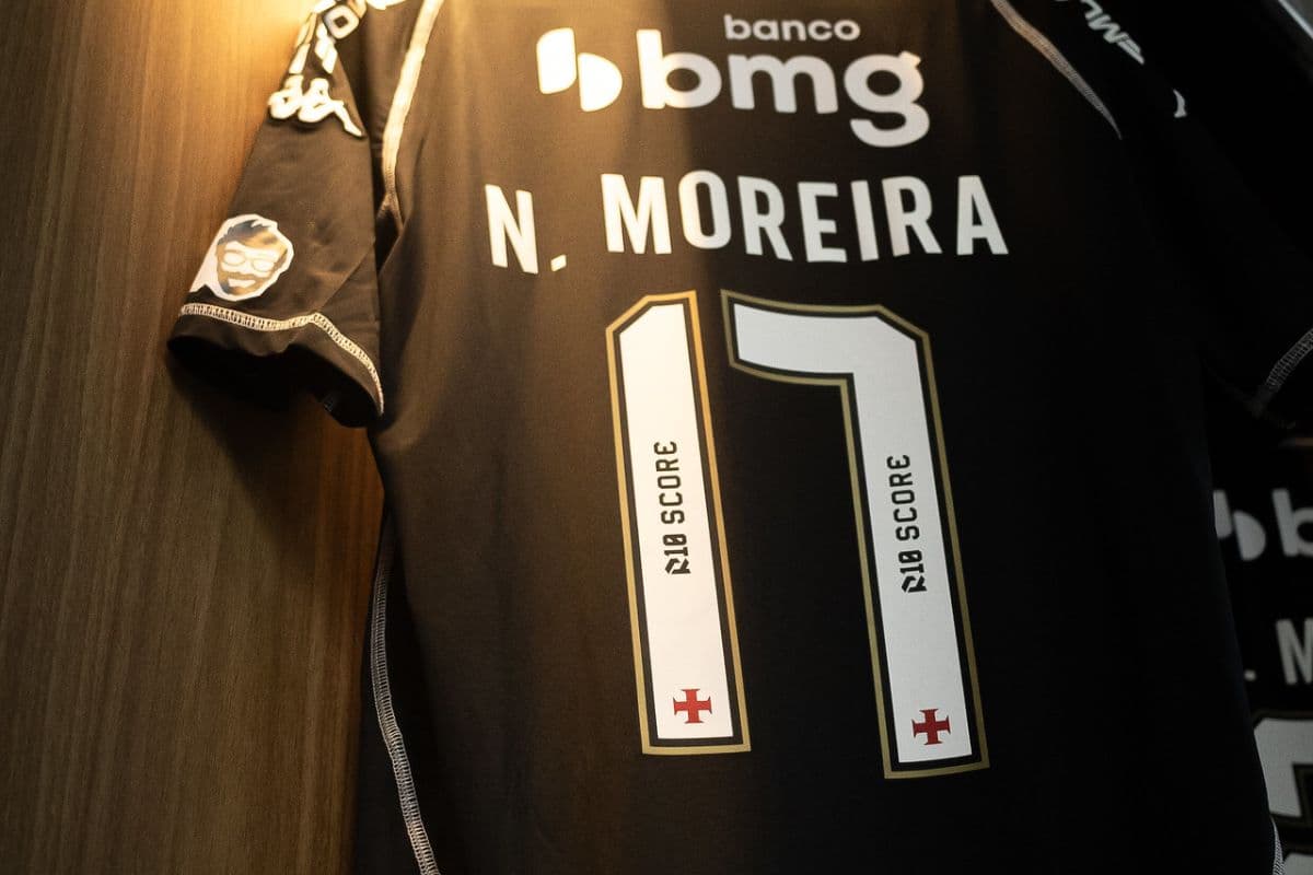 Camisa 17 de Nuno Moreira, do Vasco, no vestiário do clube em São Januário