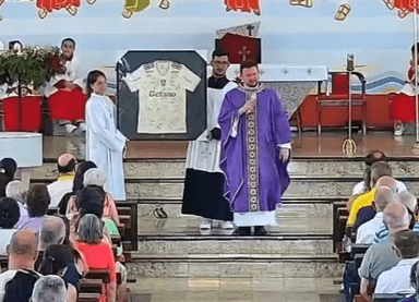 Padre dá bronca em fiéis por críticas a rifa com camisa do Flamengo