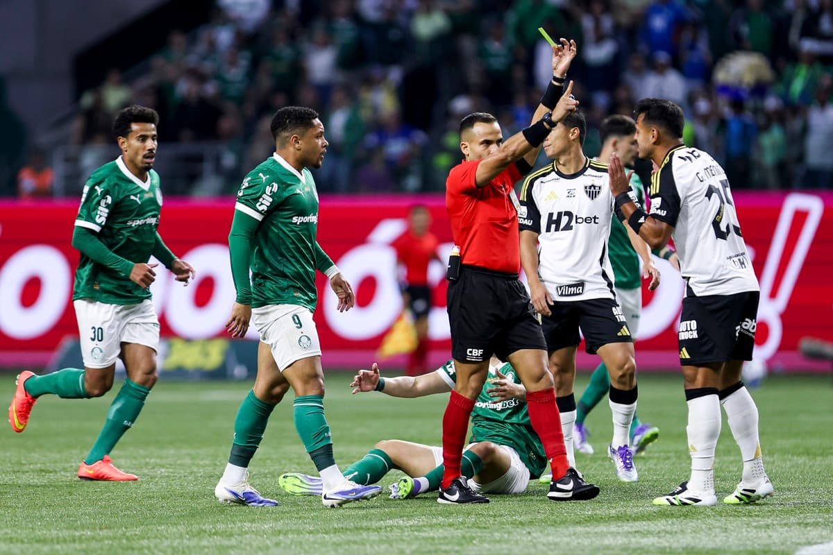 Árbitro mostra amarelo para jogador do Atlético-MG após falta em atleta do Palmeiras