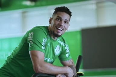 Paulinho, atacante do Palmeiras, durante o documentário Acesso Total, do SporTV