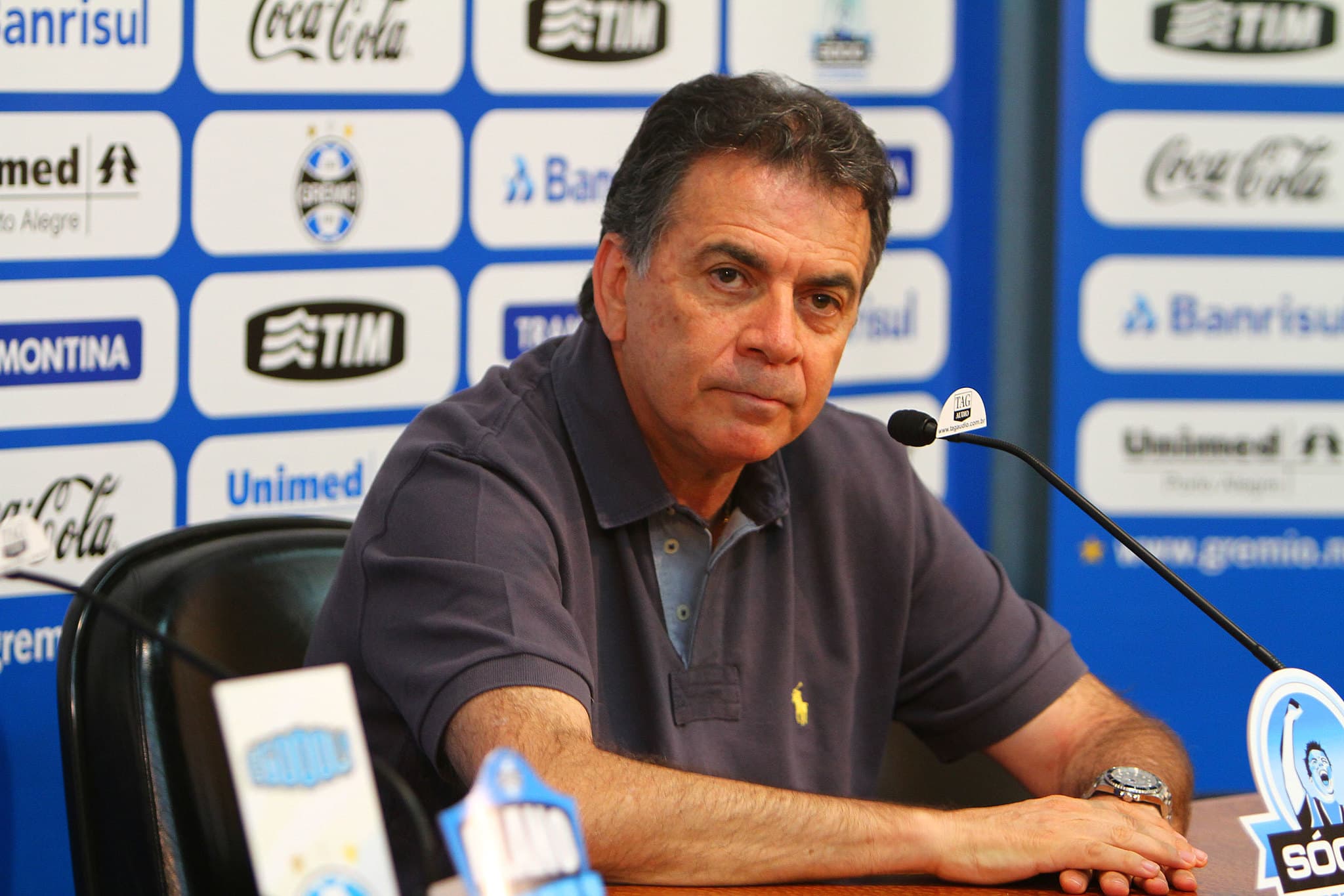 Paulo Pelaipe com semblante sério durante entrevista coletiva no Grêmio em 2012