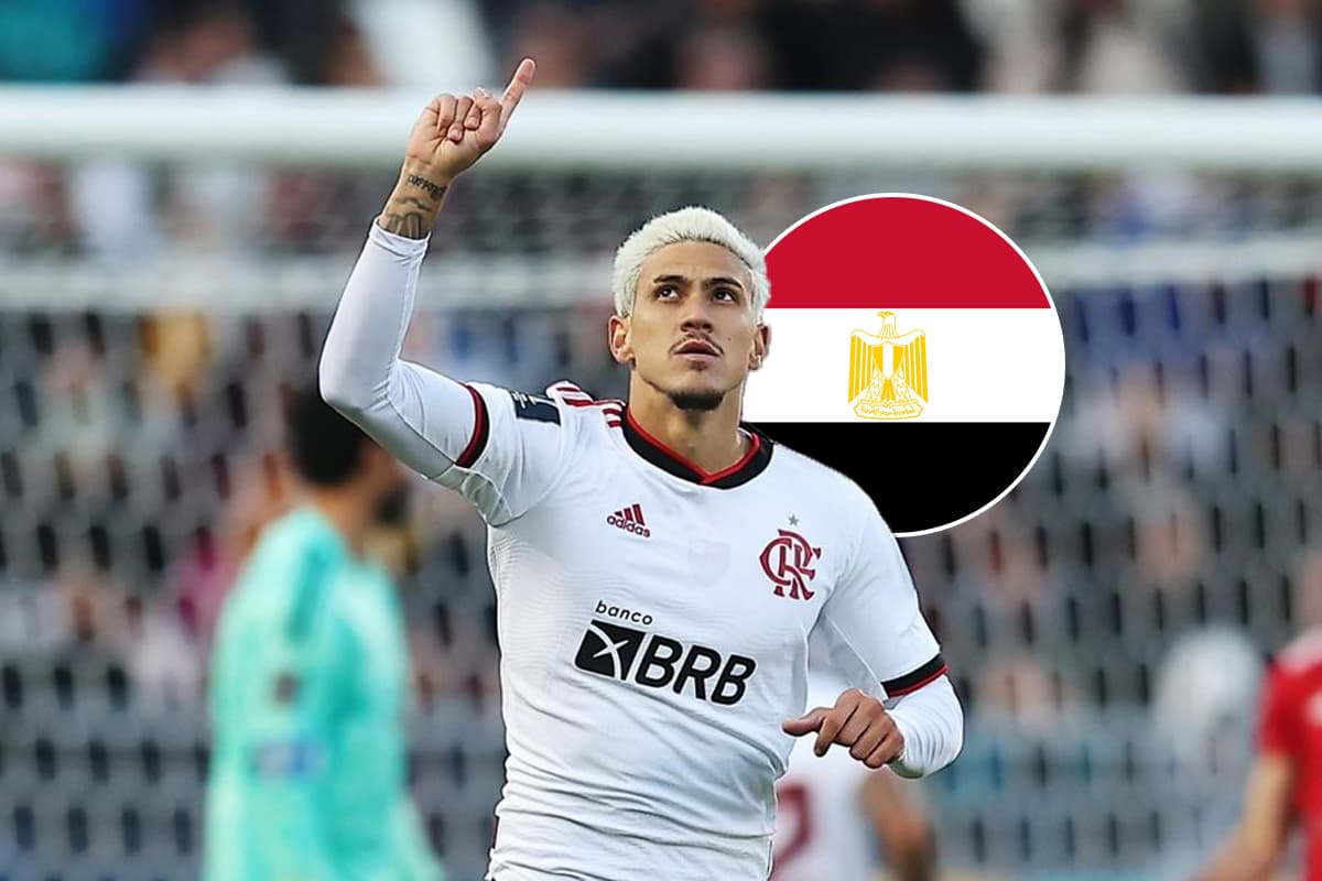 Pedro comemorando gol contra Al-Ahly, no Mundial de Clubes de 2023. Atrás do jogador, a bandeira do Egito