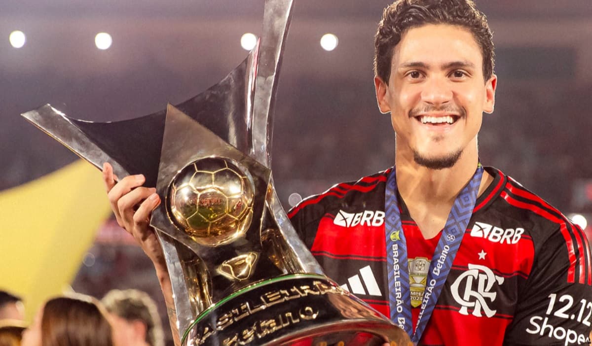 Pedro levanta título pelo Flamengo do Brasileirão