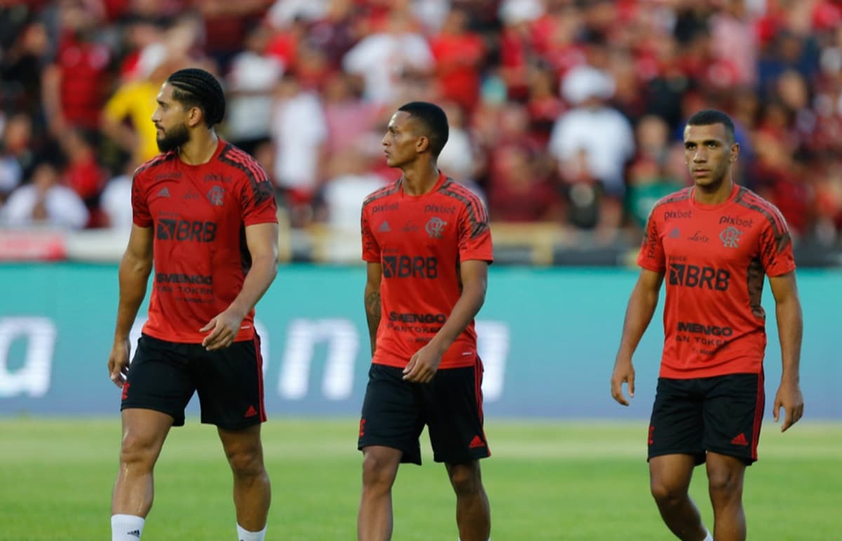 Petterson, Wesley e Pablo em jogo do Flamengo contra Altos