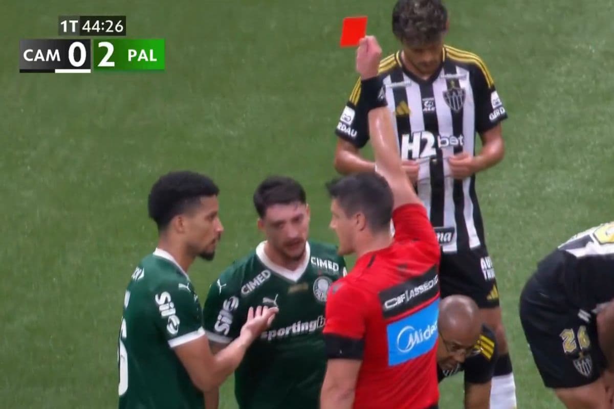 Piquerez, lateral do Palmeiras, recebe cartão vermelho do árbitro Rafael Rodrigo Klein
