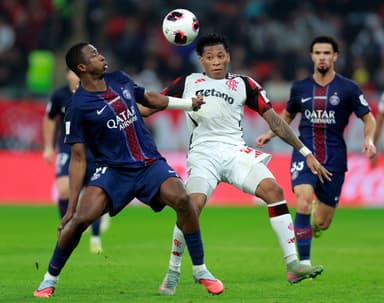 William Pacho, do Paris Saint-Germain, e Gonzalo Plata, do CR Flamengo, disputam a posse de bola durante a final da Copa Intercontinental da FIFA de 2025 entre Paris Saint-Germain e CR Flamengo, no Estádio Ahmad Bin Ali, em 17 de dezembro de 2025, em Doha