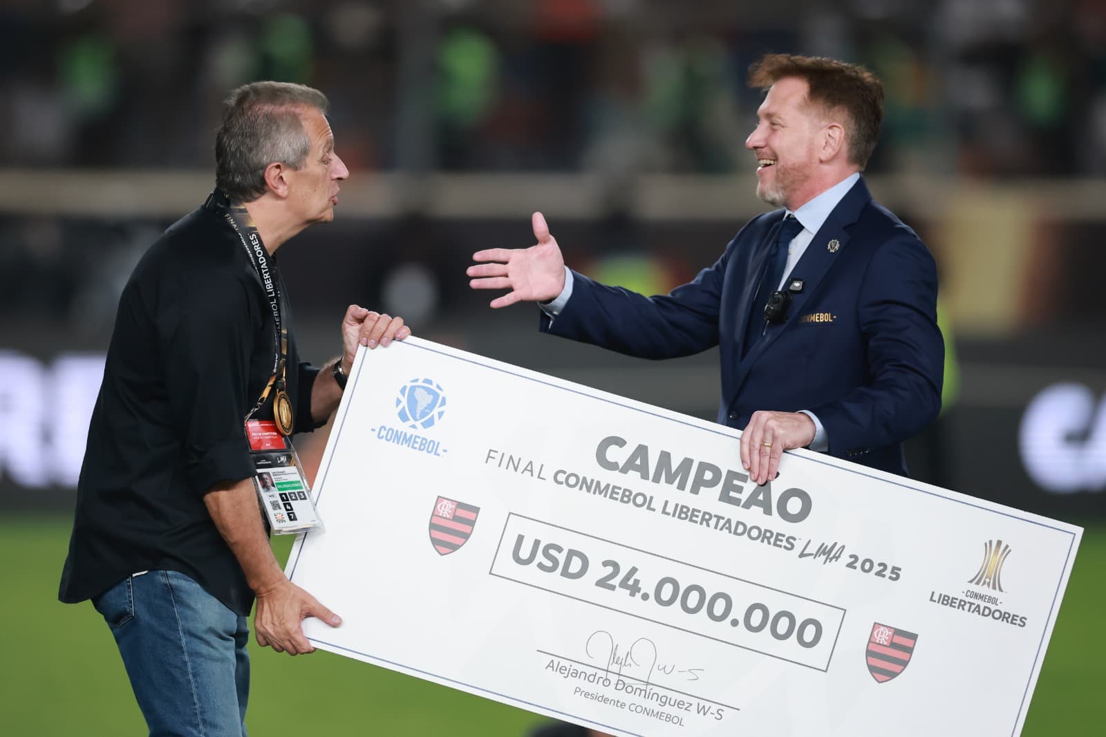Bap recebe cheque de 24 milhões de dólares do presidente da Conmebol